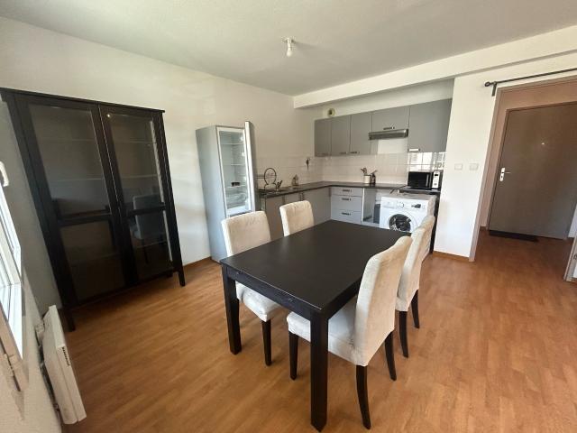 Duplex lumineux avec balcon, piscine et deux stationnements