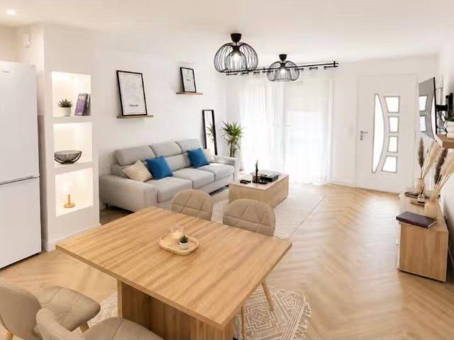 DUPLEX MEUBLÉ 66 m² AVEC PARKING – ENTRÉE INDÉPENDANTE – GRAND SÉJOUR