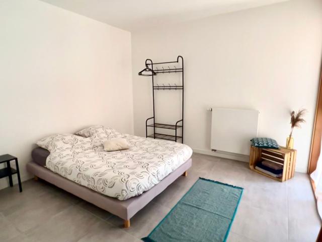 Duplex meublé 85 m² – 3 chambres – balcon 12 m² – parking – Bordeaux