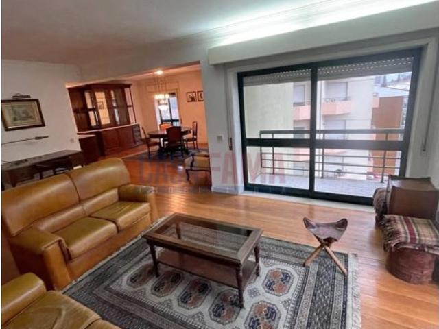 Apartamento T4 para venda no centro de Santo Tirso