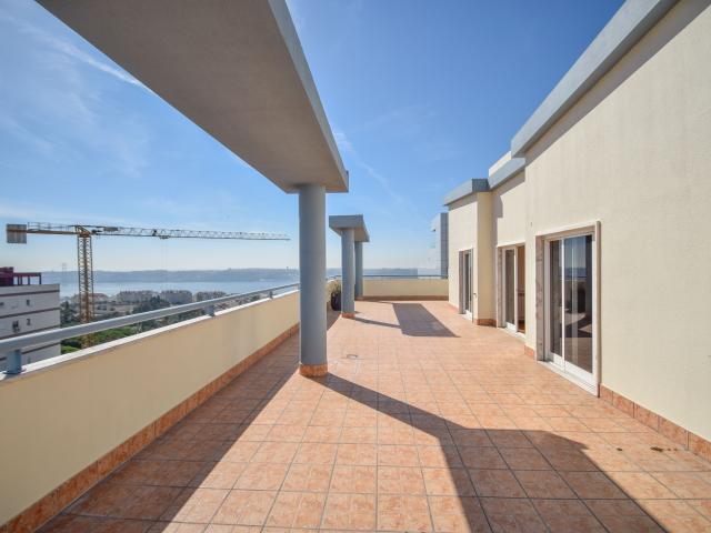 DUPLEX T4 PREMIUM COM VISTA RIO TEJO | TERRAÇO DE 230 m² | BOX PARA 2 CARROS | RESTELO