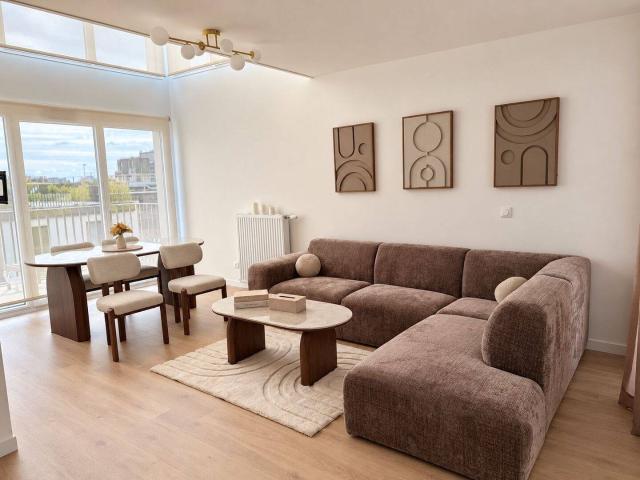 Duplex Rooftop d’Exception – 150 m² – 4 Chambres – Terrasse – Vue Tour Eiffel – Métro Ligne 4