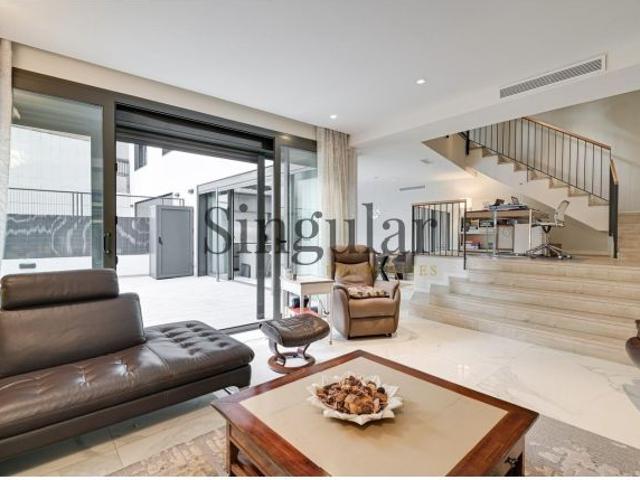 Dúplex reformado con gran terraza en Galvany