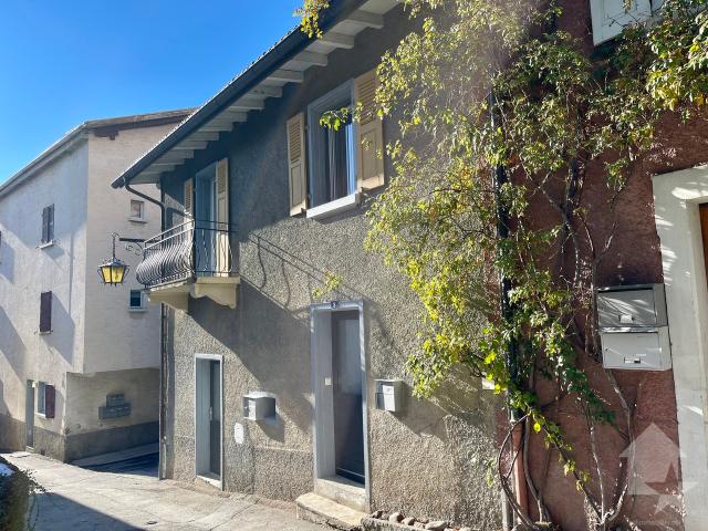 Duplex Wohnung 2.5 Zimmern in einer komplett renovierten Dorfhaus