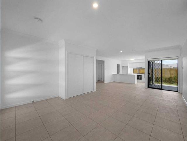 DUPLEX WITHIN WALKING DISTANCE TO THE WATER