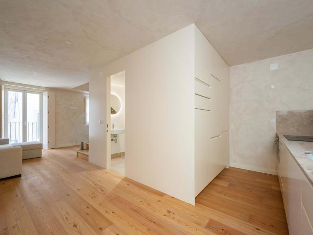 Duplex T1 remodelado com varanda, terraço, no Bairro Alto