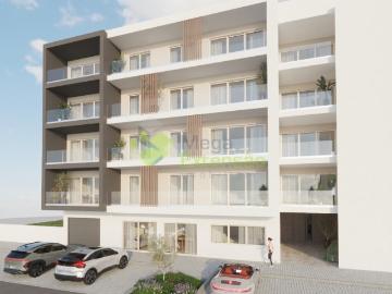 Duplex T2, em construção, centro do Cadaval, com terraço e parqueamento