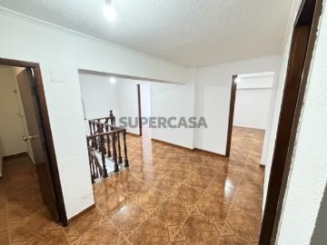 Duplex T3+1 Renovado na Costa de Caparica com Garagem e Elevador | A 10 Minutos da Praia