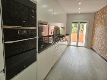 Duplex T3 composto por 2 pisos com garagem em Estômbar, Lagoa