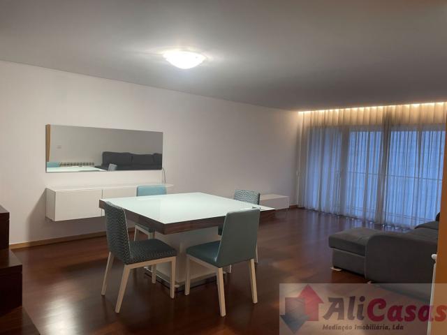 Duplex T3 Semi novo com Vista Mar Garagem Individual P/3 carros