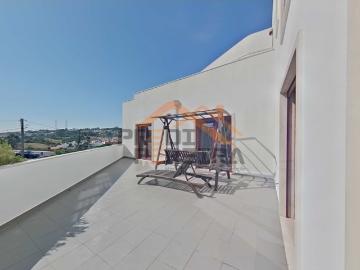 Duplex T3 remodelado, com box, situado em Casal de Cambra