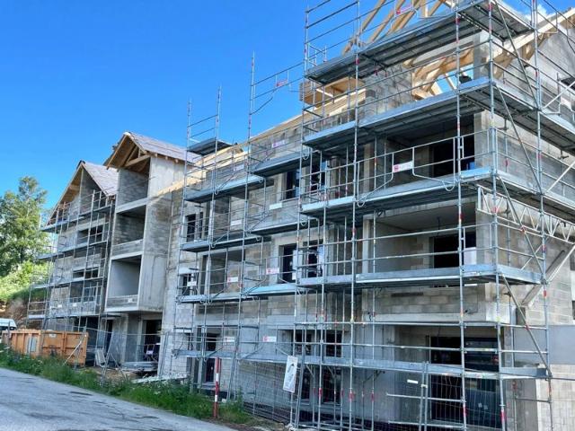 Duplex T4 avec terrasse et parking, vue sur le lac