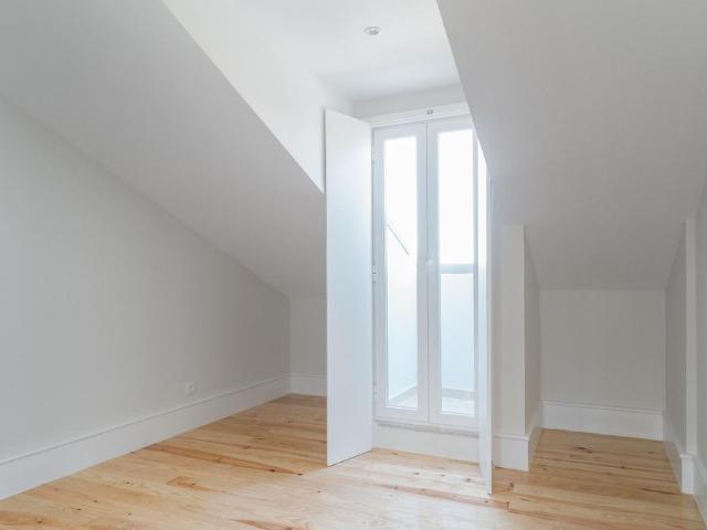 Duplex T4 Luminoso com Vista de rio na Graça, Lisboa
