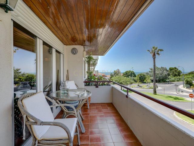 Duplex T4 transformado em T3 +1 Varanda e Logradouro Paço de Arcos