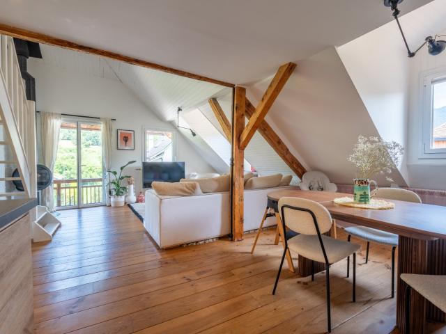 Duplex T5 entièrement rénové à proximité immédiate du centre village de Menthon Saint Bernard et du golf de Talloires