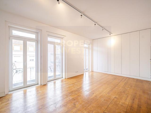 Duplex totalmente reabilitado com varanda e terraço, na zona premium da cidade de Lisboa