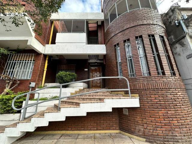 Dúplex tipo casa de 3 dormitorios con cochera en alquiler en Caballito