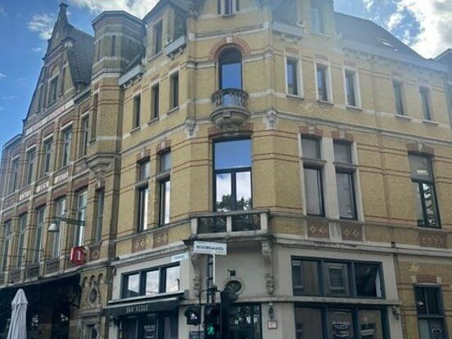 Duplexappartement met terras tegenover station van Berchem