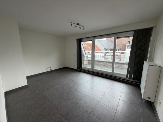 Duplexappartement met zonnig terras in het bruisend centrum van Blankenberge. Dichtbij het Casino en het commercieel centrum