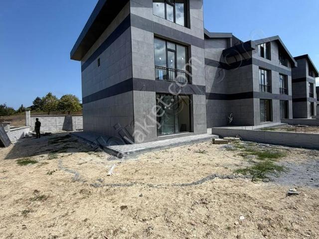 Durusu'da Orman Ve Gölet Manzaralı Araç Takasına Açık Villa.!