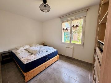 Durantière Au calme de son impasse, à louer meublée, maison deux pièces s'ouvrant sur un joli jardin clos. Garage