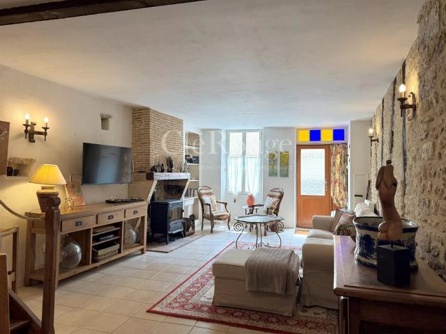 Duras Charmante maison en pierre rénovée de 3 chambres au. 135m² Duras