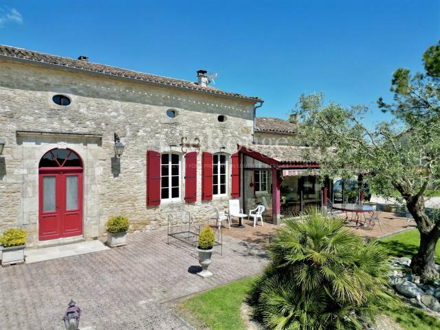 Duras Magnifique propriété viticole de deux bâtisses avec. 192m² Duras