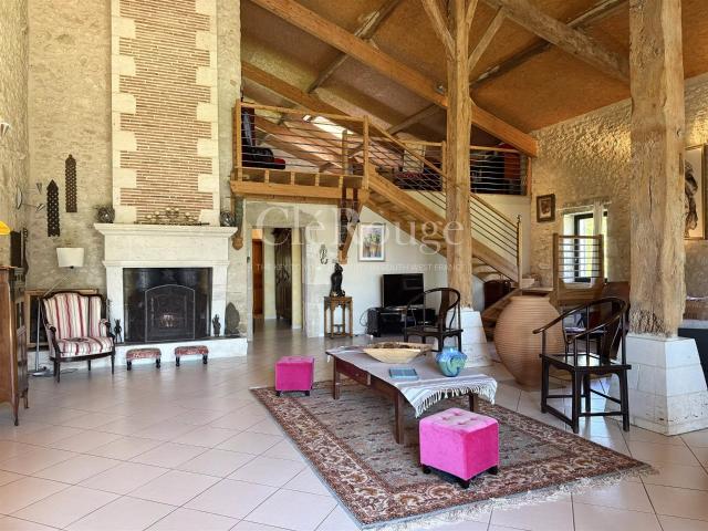 Duras – Propriété en pierre avec vue dominante et piscine 340m² Duras