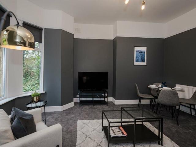 Durham Rd SW20 2 bed flat to rent £1,900 pcm £438 pw