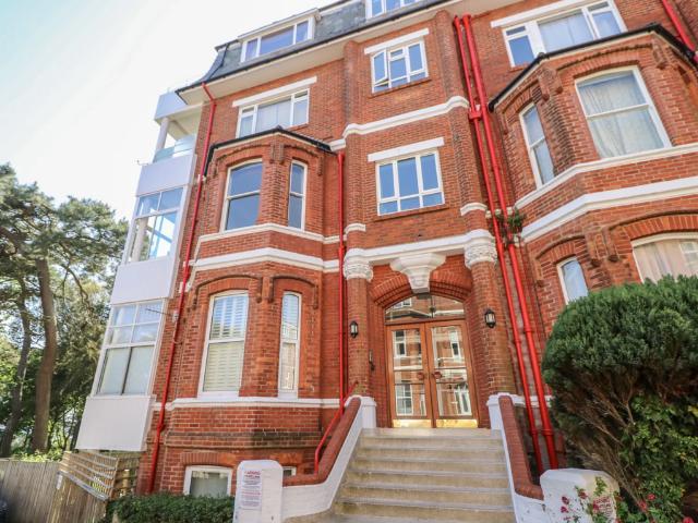Durley Gardens, Bournemouth, BH2 2 bed flat to rent £1,750 pcm £404 pw