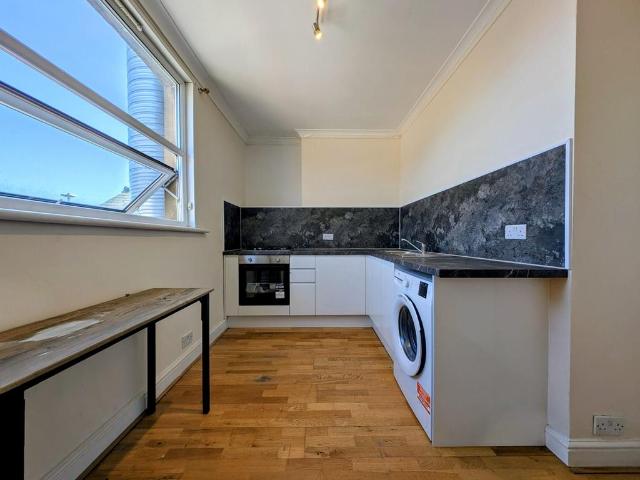 Durnsford Road, London 2 bed flat to rent £2,200 pcm £508 pw