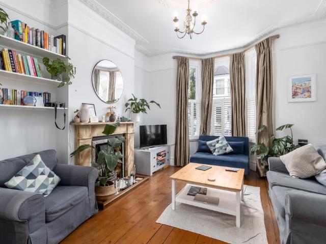 Durrell Road, London, SW6 1 bed flat to rent £2,250 pcm £519 pw
