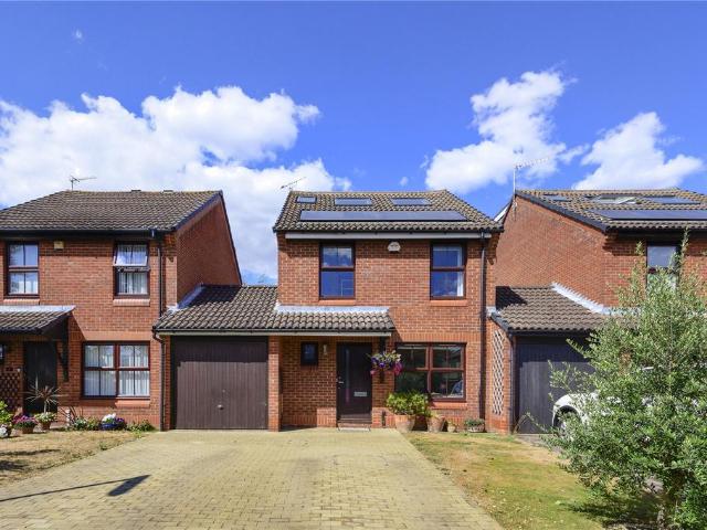 Durrell Way, Shepperton, TW17 4 bed semi detached house to rent £2,995 pcm £691 pw