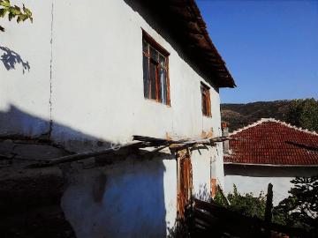 Dursunbey İlçesi Veliler Köyünde Avlulu Kerpiç Ev