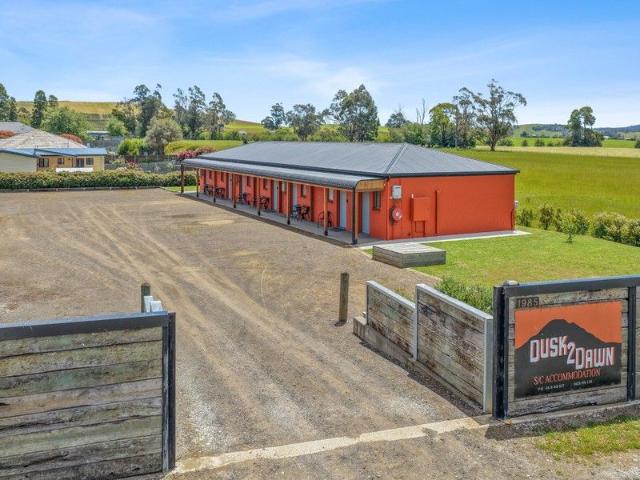 Dusk2Dawn Thriving Short Term Accommodation in the Heart of Lilydale