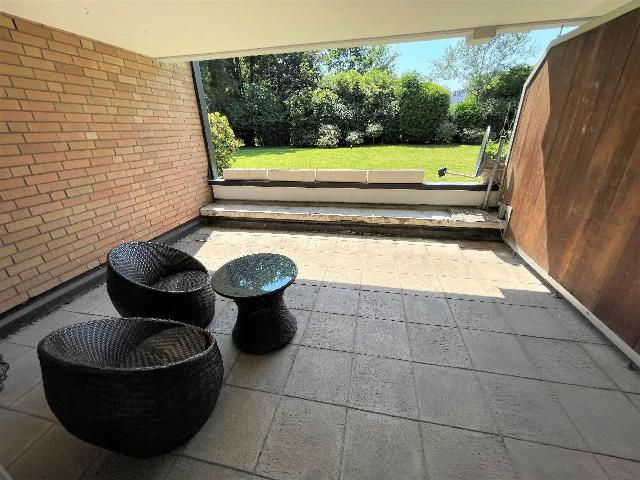 Düsseldorf Niederkassel: Großzügiges möbliertes Apartment mit Terrasse!