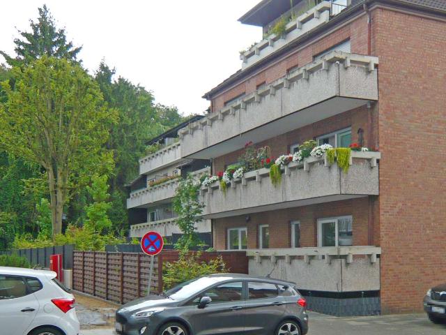 Düsseldorf Rath, modernisierte 2 Raumwohnung im Dachgeschoss mit Vinylboden und Loggia