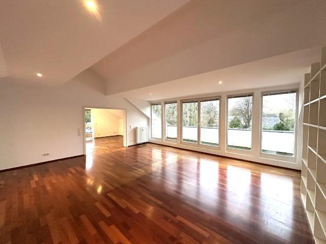 Düsseldorf Stockum: Großzügige 3 Zimmer Wohnung mit Balkon und Einbauküche!