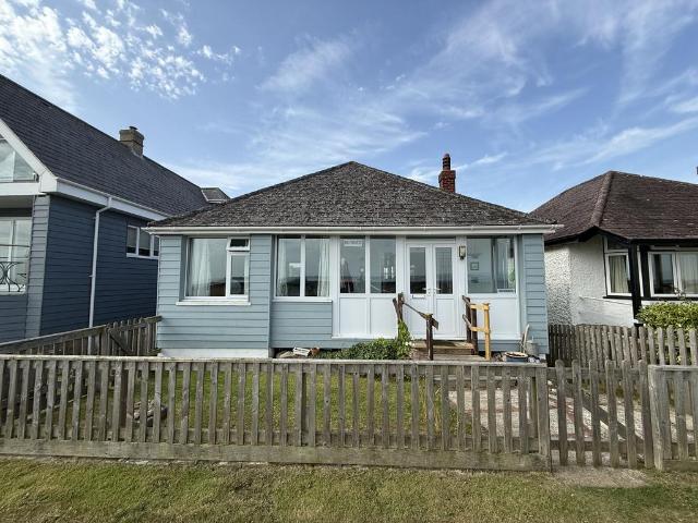 Duver Road, Seaview, PO34 3 bed bungalow to rent £1,900 pcm £438 pw