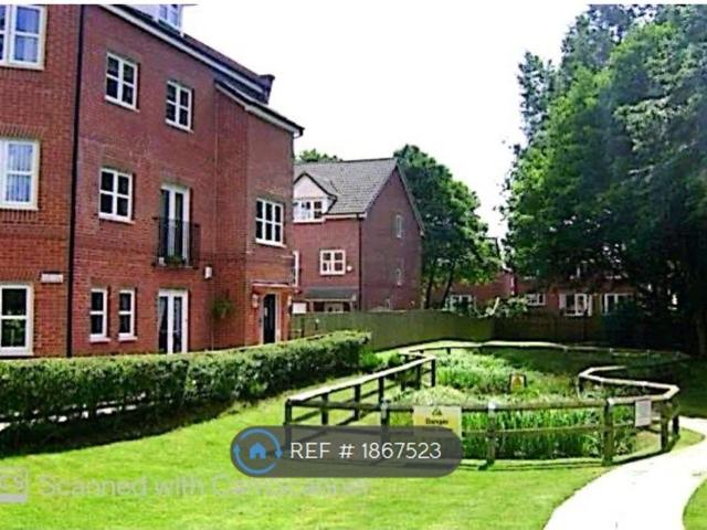 Duxbury Gardens, Chorley PR7, 2 bed flat to rent, £950 pcm | PrimeLocation