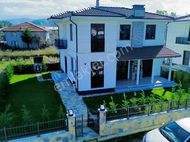 Düzce Cumayeri Çevrik Mahallesinde 200 M2 Kiralık Lüks Villa