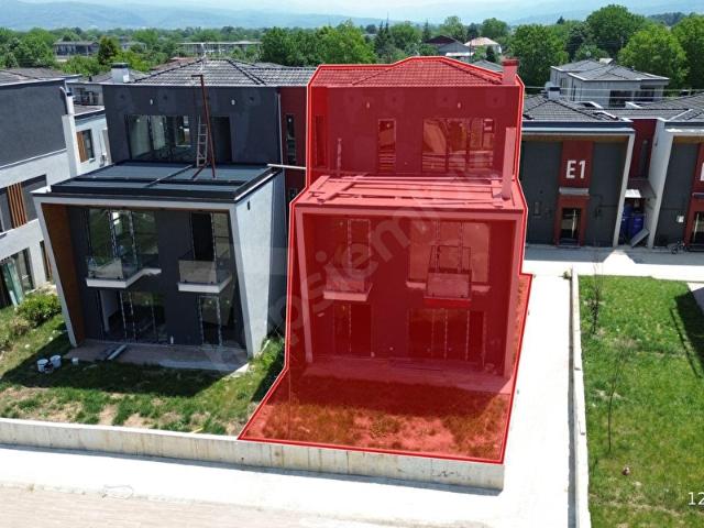DÜZCE ŞIRALIK MH.'DE HAVUZ MANZARALI SATILIK TRİPLEKS VİLLA