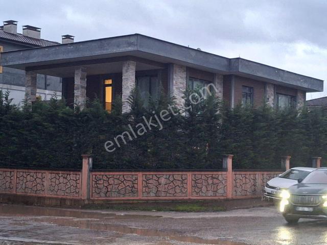 Düzce Merkez 298m² 3+2 Müstakil Satılık Villa 415m² Arsa İçinde
