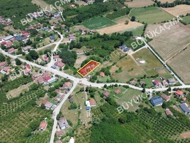 Düzce Merkez'de Müstakil Yaşam Fırsatı. 1.500 M2 Arsa İle Ev.