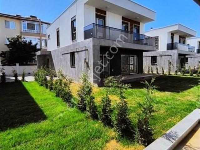 Düzce Merkezde Sıfır Yerden Isıtmalı 4+1 Kiralık Villa