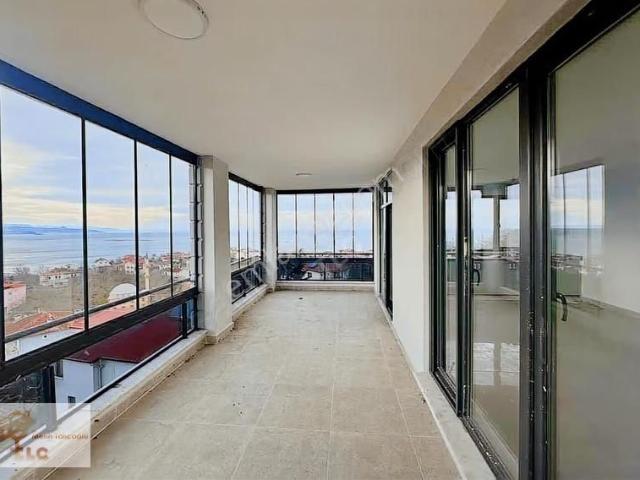Düzköyde Satılık 3 Katlı Bahçeli Villa