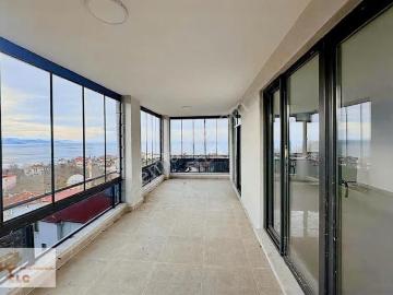 Düzköyde Satılık 3 Katlı Bahçeli Villa
