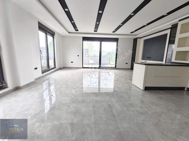 Düzlerçamında Doğayla İç İçe Lüx 4+1 Havuzlu Müstakil Villamız