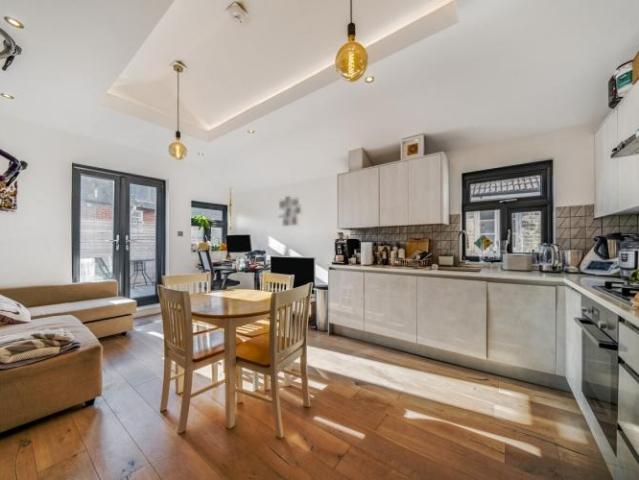 Dynamic Dry Cleaners & Launderette, Upper Richmond Road, London, SW15 5QJ, United Kingdom | 3 bed apartment for rent #140396931 | Rentberry