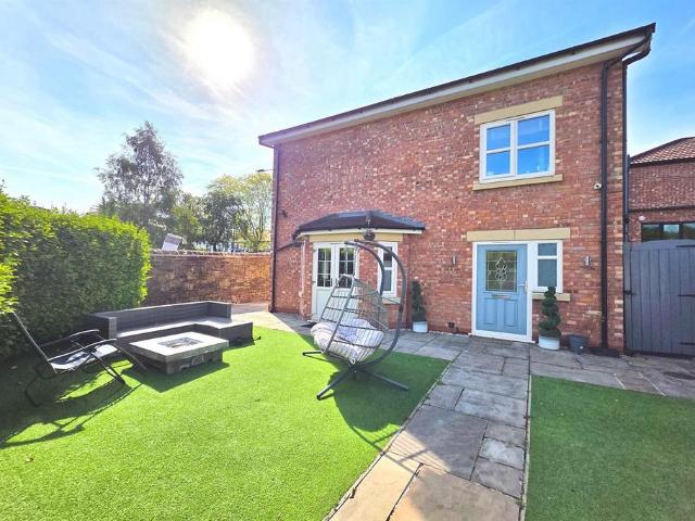 Dye Lane, Romiley 3 bed detached house to rent £1,850 pcm £427 pw